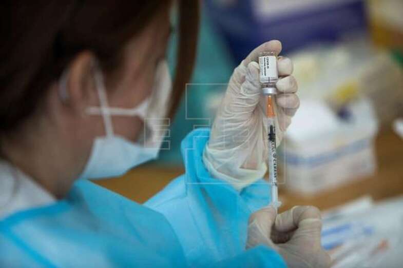 Una enfermera prepara una dosis de la vacuna contra la covid-19 de los laboratorios Janssen / EFE Toni Galan